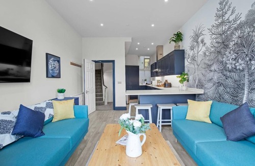 Brighton City Centre House | Narrow House with Free Parking | By My Getaways