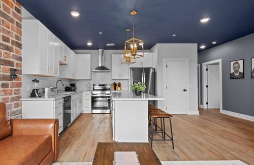 Talbot's Corner Villa | NASH Bach Pad 3-Bedroom Penthouse near Downtown Nashville (Sleeps 12)