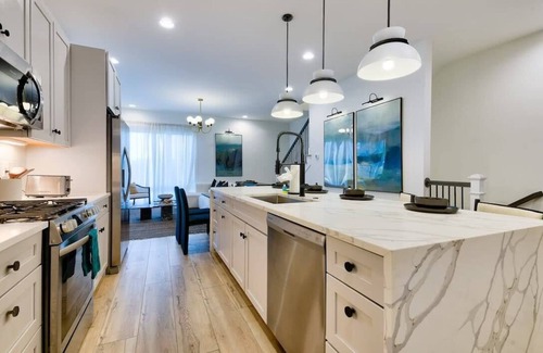 Katie Hill Neighborhood House | Nash Luxe Party! 13 Beds - Priv Hot Tub/Game Room!