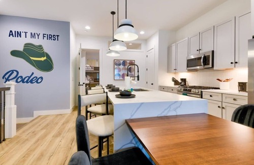 Katie Hill Neighborhood House | Nash Luxe Party! 13 Beds - Priv Hot Tub/Game Room!