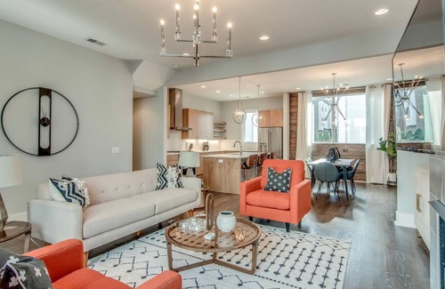 The Gulch Condo | Nashville Dreams - Sleeps 16 - Two Rooftops with Downtown view!