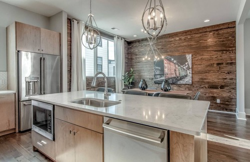 The Gulch Condo | Nashville Dreams - Sleeps 16 - Two Rooftops with Downtown view!