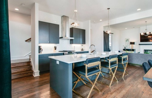 The Gulch Condo | Nashville Dreams - Sleeps 16 - Two Rooftops with Downtown view!
