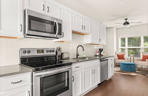 Nashville Condo | Nashville Getaway ~ Super Clean and Quiet ~ Garage Parking ~ Near Airport ~ Easy Access to Downtown