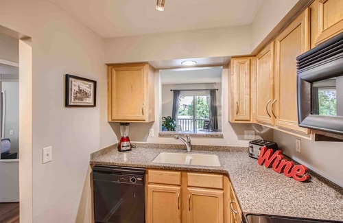 North Capitol Condo | Nashville Waterfront Retreat - Spacious 2BR Walk to Broadway | FREE PARKING