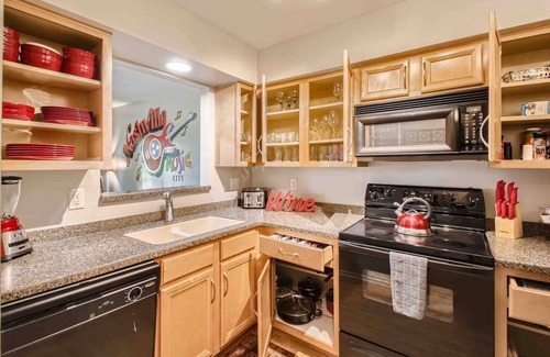 North Capitol Condo | Nashville Waterfront Retreat - Spacious 2BR Walk to Broadway | FREE PARKING
