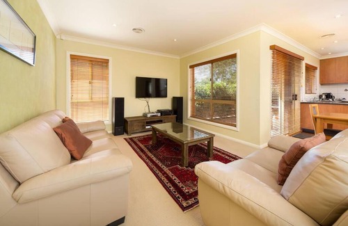 Albury House | 'Nathan Ave Villa'