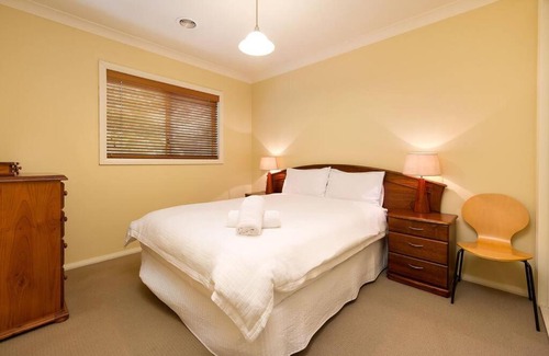 Albury House | 'Nathan Ave Villa'