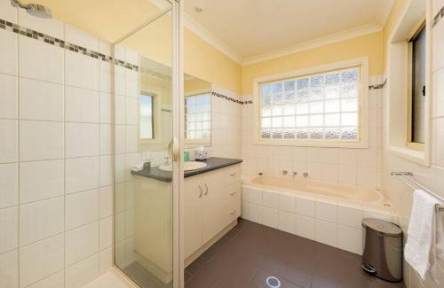 Albury House | 'Nathan Ave Villa'
