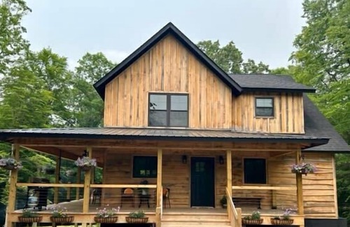Lansing Cabin | National Park, Huge Hot Tub, Private Retreat