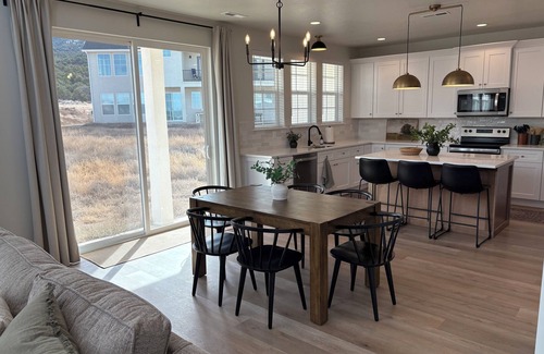 Cedar City House | National Park Launching Pad - 3 beds 2.5 baths - Tesla Charger