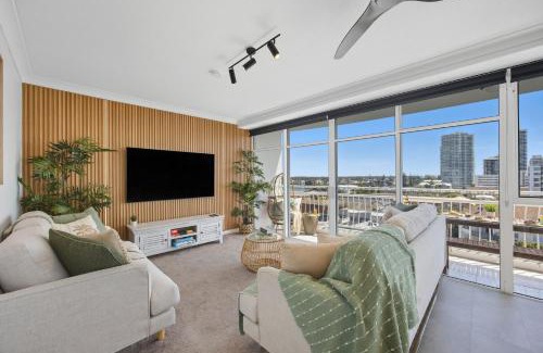 Biggera Waters Apartment | Native Stays - Stunning 180 Water views am to pm
