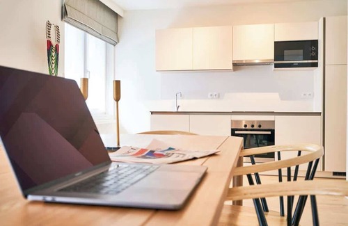 Plasky Apartment | NATO & EU 2BR Aprt - Free Luggage Room