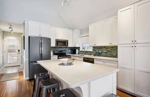 East End House | NATURAL SPLENDOR COMPLEMENTS contemporary style in this 2BR/2BA beach beauty.
