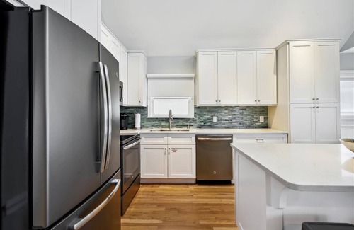 East End House | NATURAL SPLENDOR COMPLEMENTS contemporary style in this 2BR/2BA beach beauty.