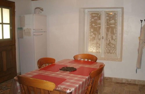 Montjustin Apartment | Nature gîte located in the Lubéron nature reserve.