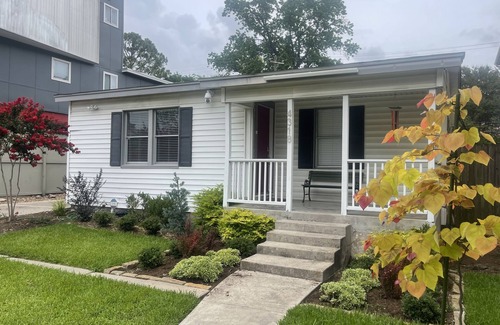 Montrose House | NATURE LOVER! Home Across from PARK Near Downtown
