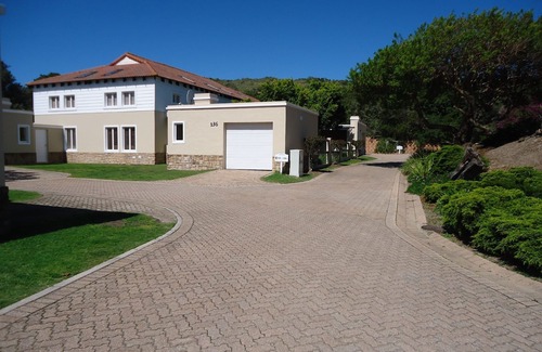 Keurboomstrand Apartment | Nature Lover's Paradise! 100m to the Beach! Swimming Pool.