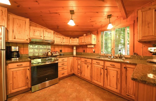 West Poland Cottage | Nature Lover’s Retreat on Thompson Lake – Cozy Cottage Escape