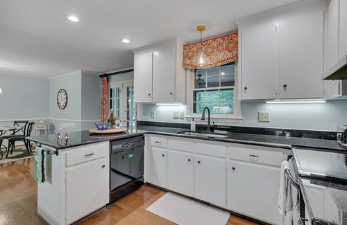 North Raleigh House | Nature Lovers Serene Get-A-Way RANCH home in North Raleigh