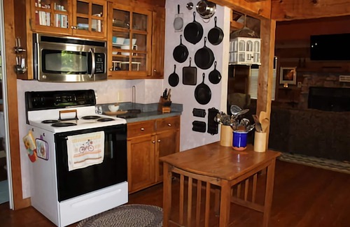 Fairview Cabin | Nature Lovers Paradise- Rustic Cabin on 2 acres with a creek!