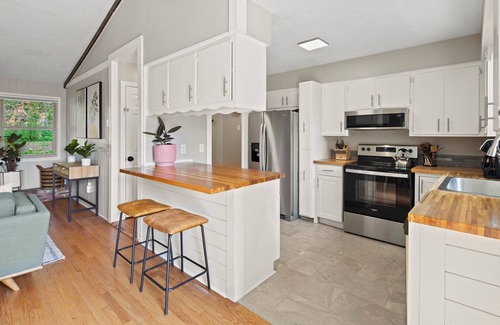 Royal Pines House | Nature Nook w/Mtn Views!-Near AVL
