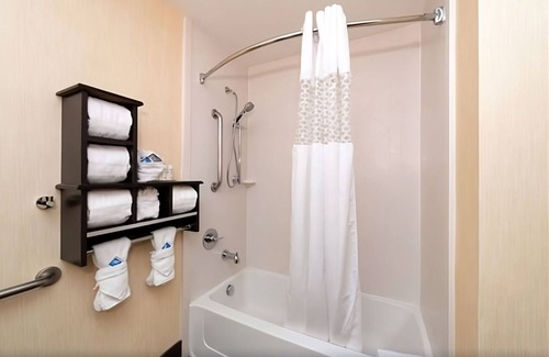 Glenwood Springs Hotel | Nature's Beauty at Your Doorstep! Free Breakfast, Free Parking, Indoor Pool!
