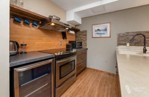 East Kootenay Apartment | ⛷Nature`s Nook⛷ | Ski In/Out | Pools | Hot Tub