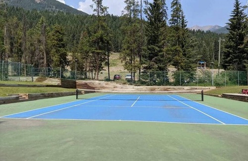 East Kootenay Apartment | ⛷Nature`s Nook⛷ | Ski In/Out | Pools | Hot Tub