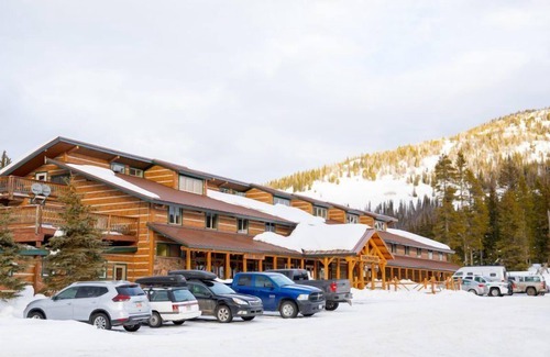 Moran Hotel | Nature's Retreat: Serene Mountain Views | 2 Family Ready Rooms | Pet-friendly