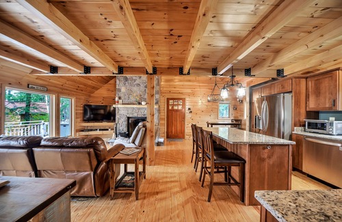 Belgrade Cottage | Natures Classroom Awaits/4Seasons/Posh Yet Rustic/Hot Tub Sunsets, Fires & More!