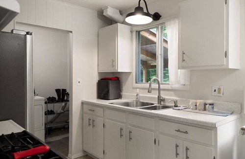 Northport House | Nautical 2-bedroom house with WiFi, AC, Water View in welcoming Northport