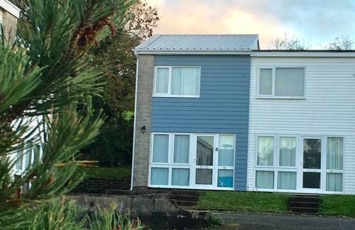 Pembroke Ski Chalet | Nautical and nice! A few steps from a lovely sandy beach. WIFI INCLUDED.