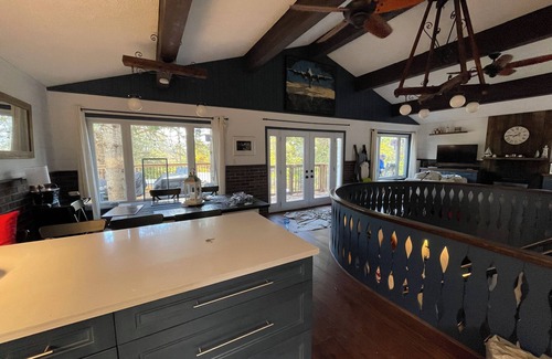 Craigleith Ski Chalet | Nautical Chalet (4 bedrm) nestled in Georgian Woodlands w/Hot Tub & large deck