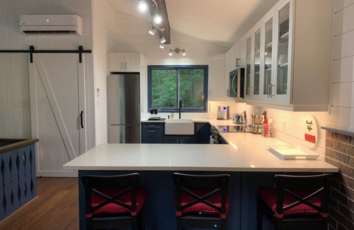 Craigleith Ski Chalet | Nautical Chalet (4 bedrm) nestled in Georgian Woodlands w/Hot Tub & large deck