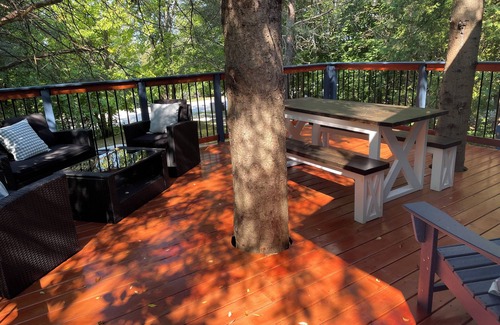 Craigleith Ski Chalet | Nautical Chalet (4 bedrm) nestled in Georgian Woodlands w/Hot Tub & large deck