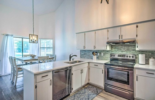 Navarre House | Navarre Home w/Game Area + Screened-In Porch
