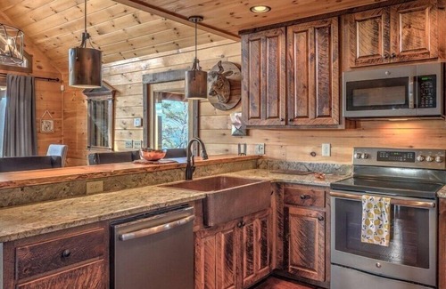 Morganton Cabin | nCabin in the Blue Ridge Mountains; Hot Tub & Mountain views