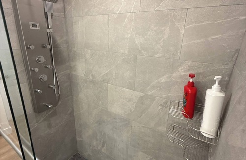 Ottawa Division House | nClean renovated room Just 5 minutes away from Ottawa airport.