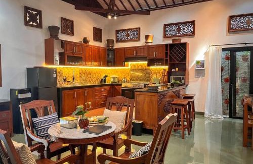 Solo City Centre Villa | Ndalem Srigading Villa Solo Entire Villa