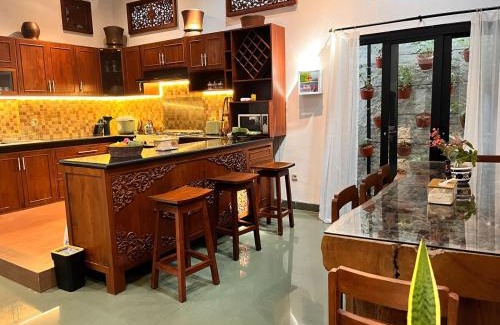 Solo City Centre Villa | Ndalem Srigading Villa Solo Entire Villa