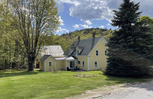Sunapee House | NE Farm House w/en suite bathrooms - 4 mins from Harbor/7 mins to Mountain!