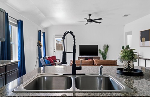 Austin House | Near Airport and Tesla, King Bed, Workspaces, Fenced Yard, Fast Wi-Fi