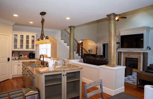 Greensboro House | Near airport, food & shoppings. Spacious 5-bedroom house.