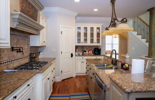 Greensboro House | Near airport, food & shoppings. Spacious 5-bedroom house.