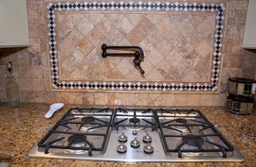 Greensboro House | Near airport, food & shoppings. Spacious 5-bedroom house.