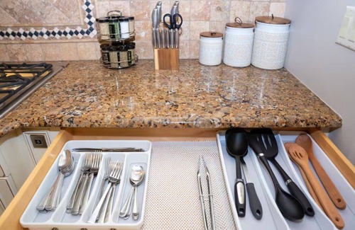 Greensboro House | Near airport, food & shoppings. Spacious 5-bedroom house.
