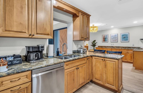 Palma Sola House | Near AMI/Sarasota-Heated Pool-Hot Tub-Putting Green-Backyard Games-Game Room