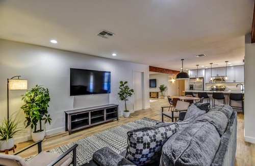 Evergreen House | Near ASU Heated Pool, Hibiscus Spa Firepit BBQ Spring Training