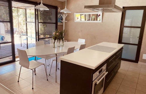 Vedene House | Near Avignon, AdriAnna guest house with terrace and private pool